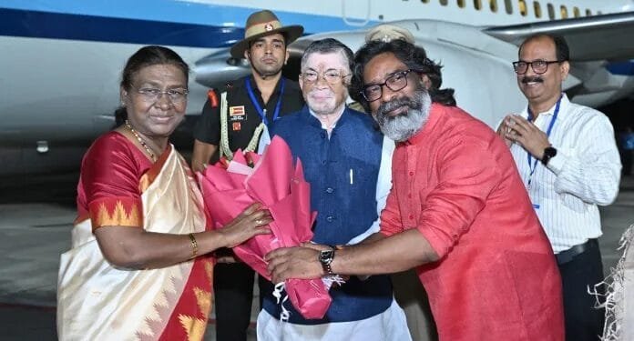 President Draupadi Murmu arrives on a twoday Jharkhand visit | International Khabar President Draupadi Murmu arrives on a two day Jharkhand visit