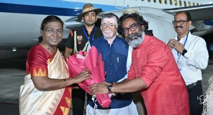 President Draupadi Murmu arrives on a twoday Jharkhand visit | International Khabar President Draupadi Murmu arrives on a two day Jharkhand visit