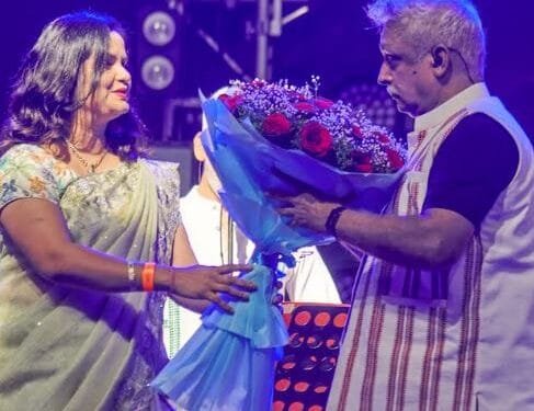 Richika Dadheech Felicitates Piyush Mishra in Hyderabad During His India Tour of Udankhatola | International Khabar Richika Dadheech Felicitates Piyush Mishra in Hyderabad During His India Tour of Udankhatola